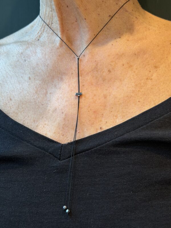 collier + : noir arent front