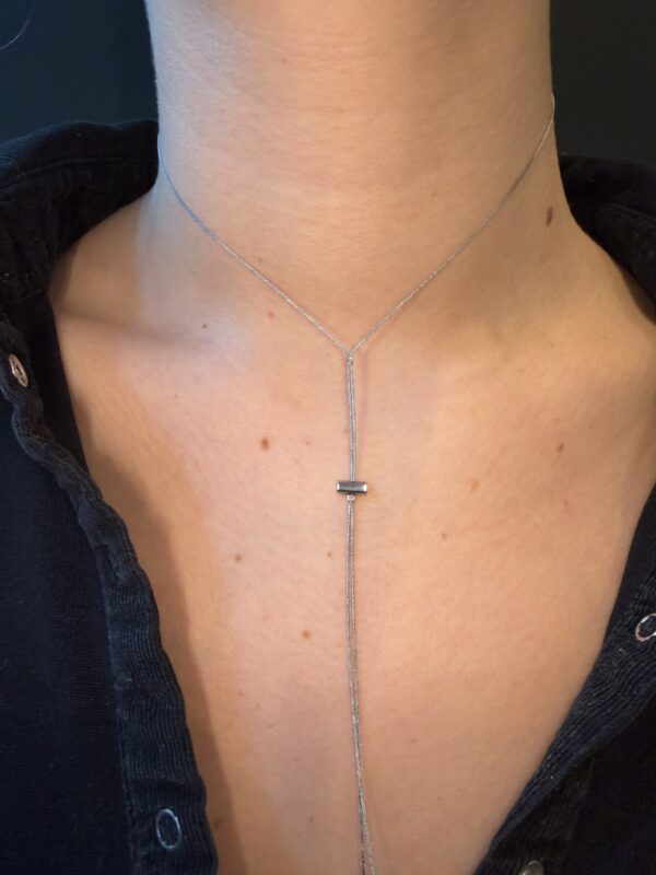(less) : gris argent